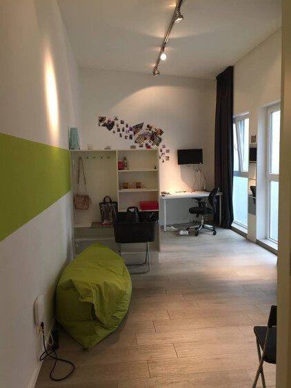 Waar hier de zitzak staat, staat nu een tafeltje voor 2 personen. Dit kan indien gewenst behouden worden. 