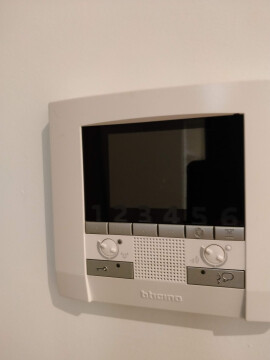 Er is een intercom in elke kamer. Je kan iedereen op elk moment binnenlaten.