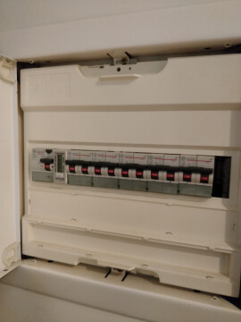 Er is een teller voor de elektriciteit. Je moet enkel betalen wat je gebruikt.