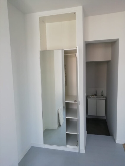 kleerkast en badkamer