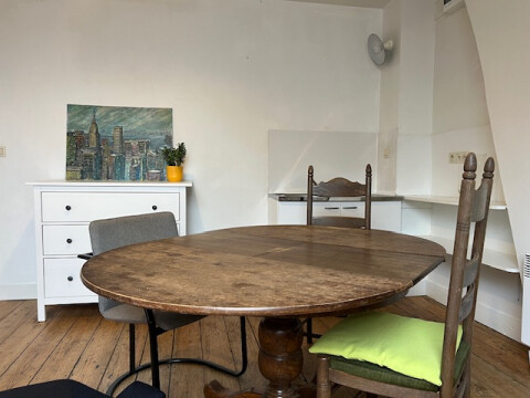 Veranderbare tafel, rond of groter. Wasbak met koud en warm water, hoekje voor waterkoker, koffiemachine..